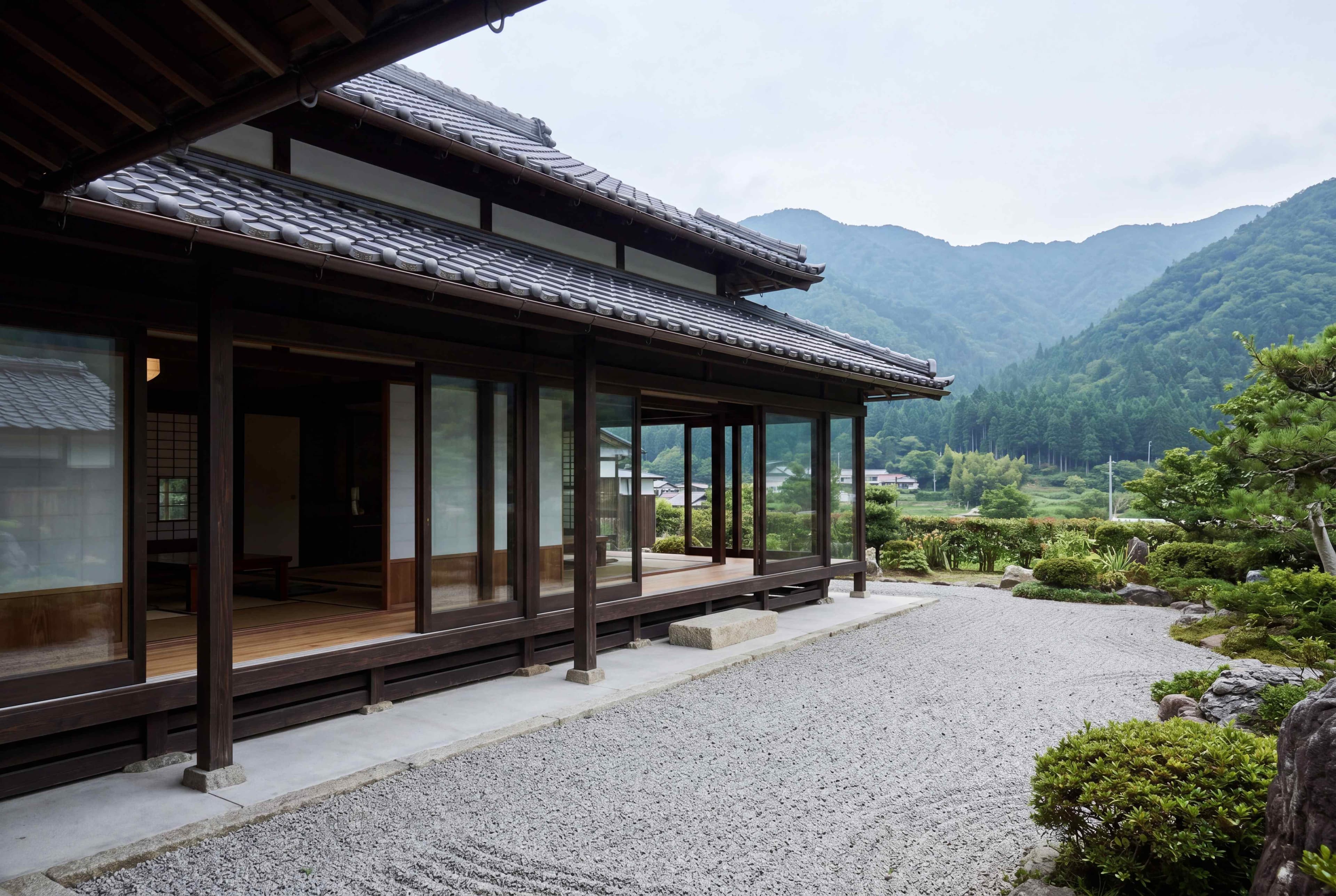 美山の里山に佇む瓦屋根の古民家
